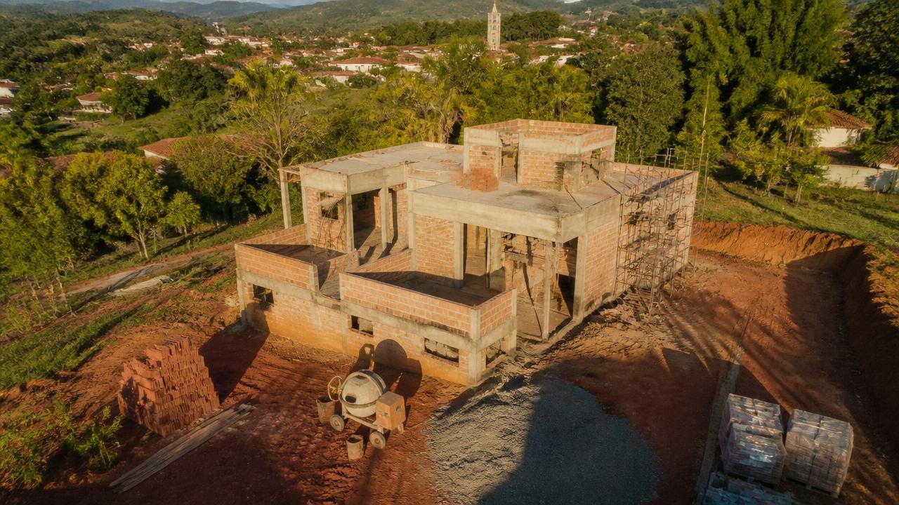 Construção de casa em Sinop-MT em andamento, alvenaria e canteiro de obra