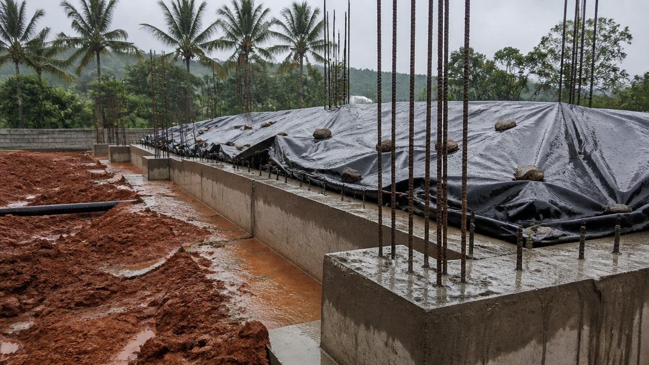 Fundação de casa em construção em Sinop coberta durante período chuvoso