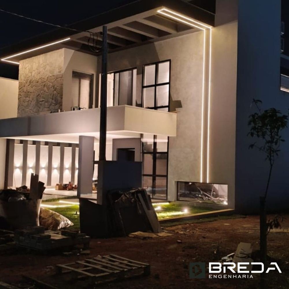 Fachada da casa entregue, à noite